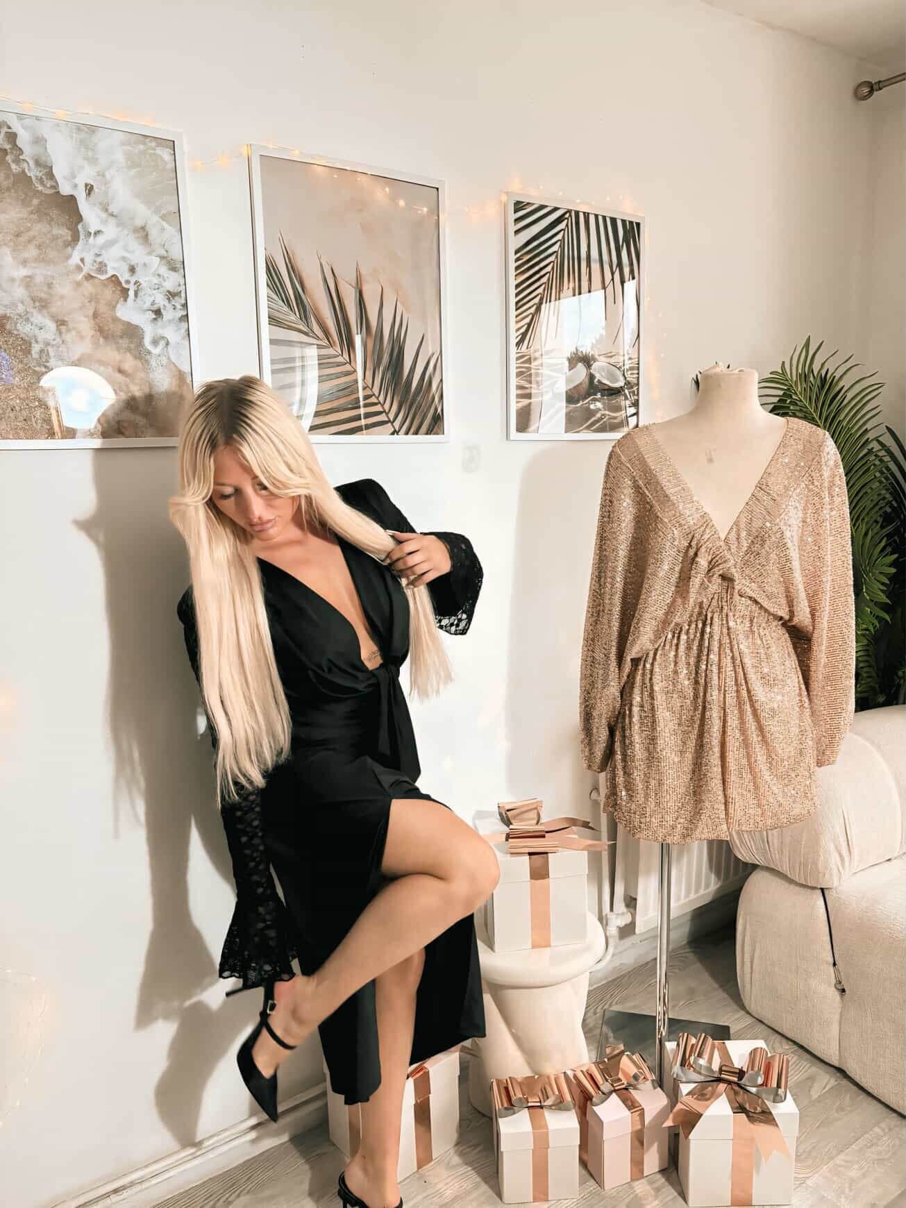 Robe longue satinée – Décolleté plongeant & manches dentelle évasées – Image 6