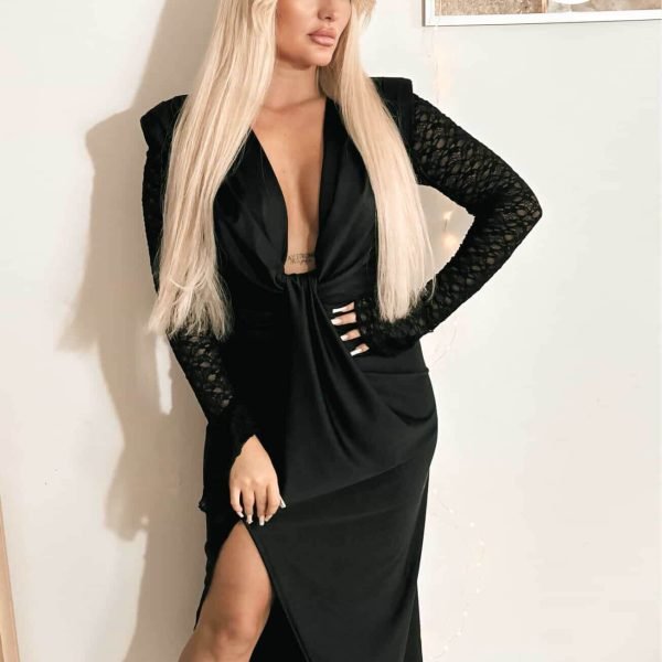 Robe longue satinée – Décolleté plongeant & manches dentelle évasées