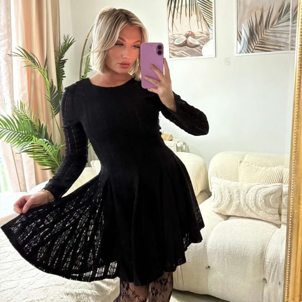 Robe noire ajourée – coupe patineuse