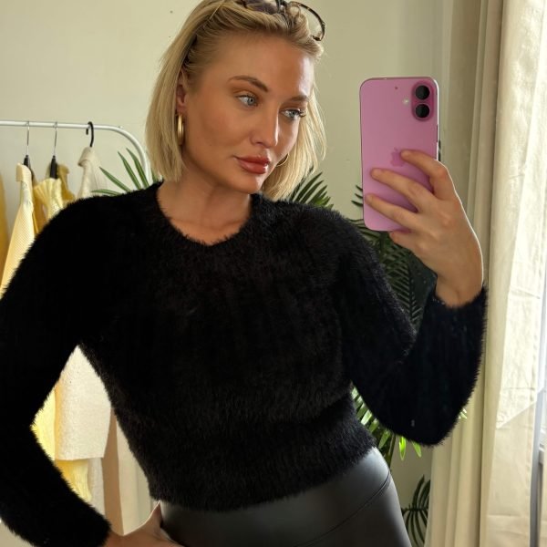 Pull doux noir crop top