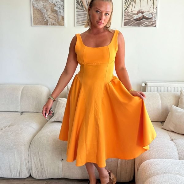 Robe orange patineuse avec dos nu
